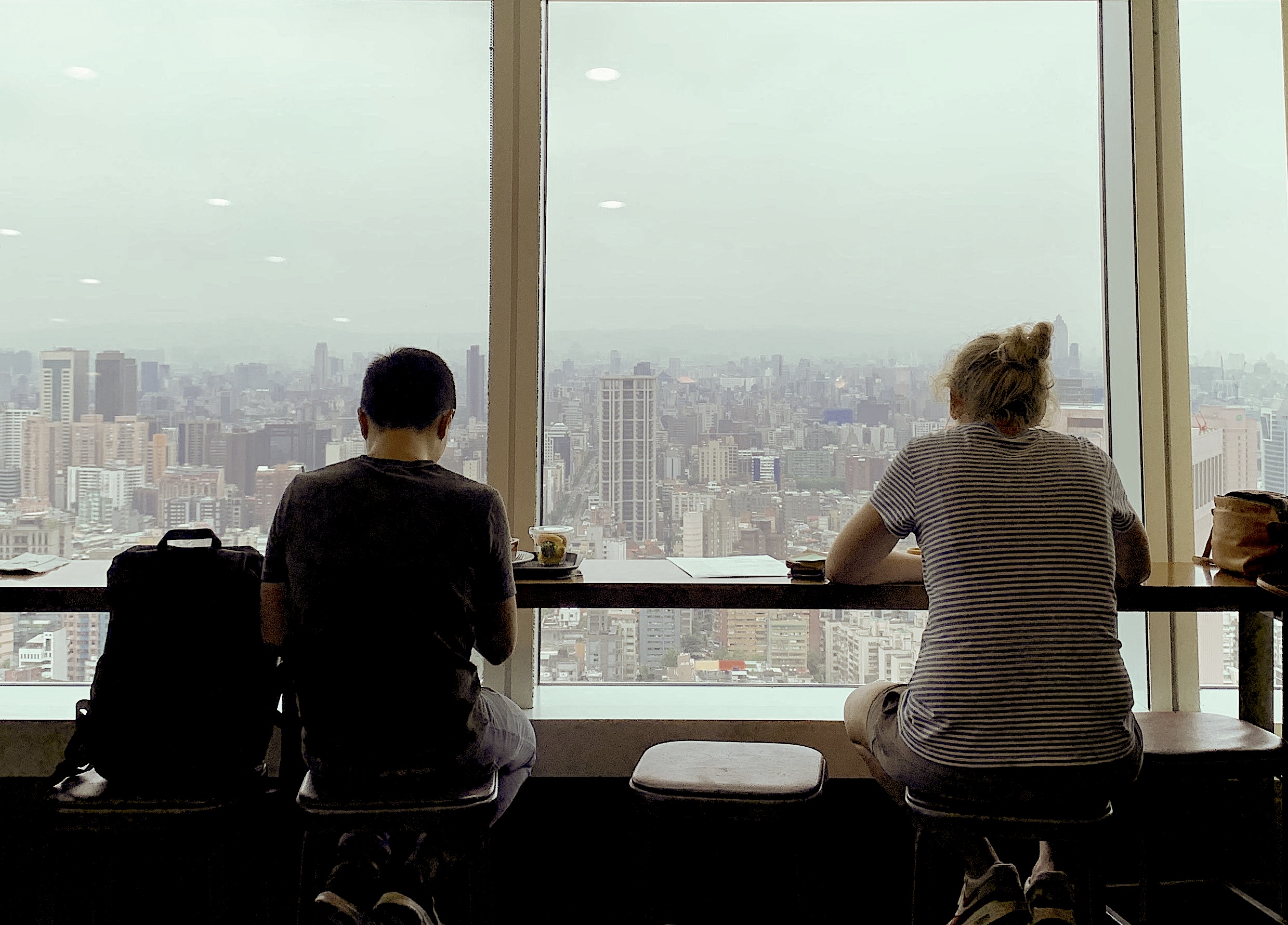 two-people-sit-at-Starbucks-Taipei-101-with-view