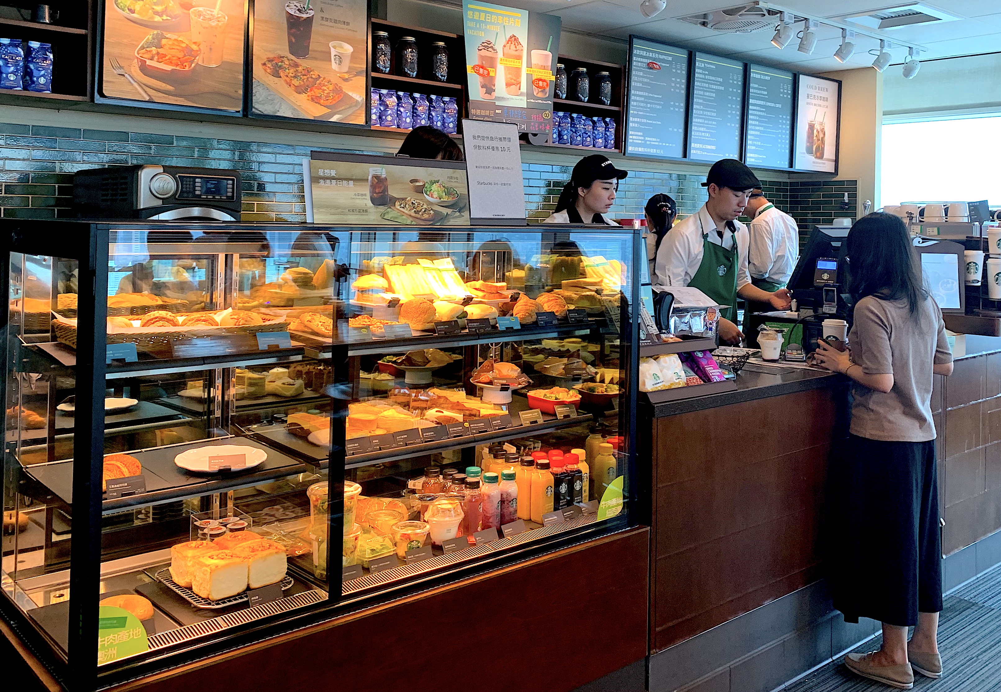 Food-display-and-menus-at-Starbucks-Taipei-101