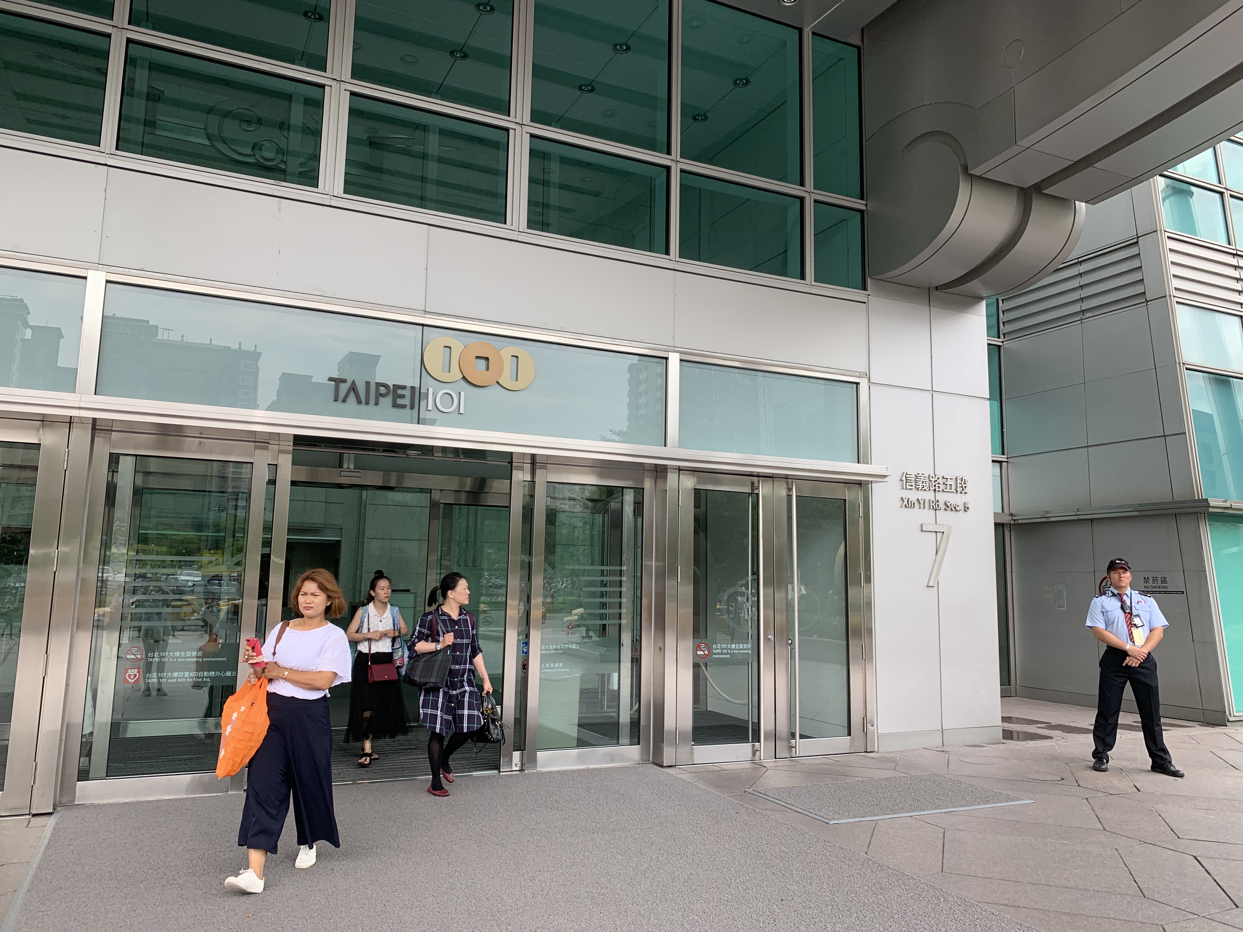 doors-to-Taipei-101-building